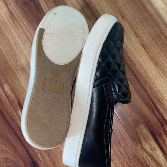 Size 6.5 TimeandTrue black faux leather diamond pleated sneakers - Picture 3 of 3